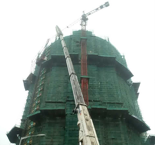 凯里吊车在工地上作业